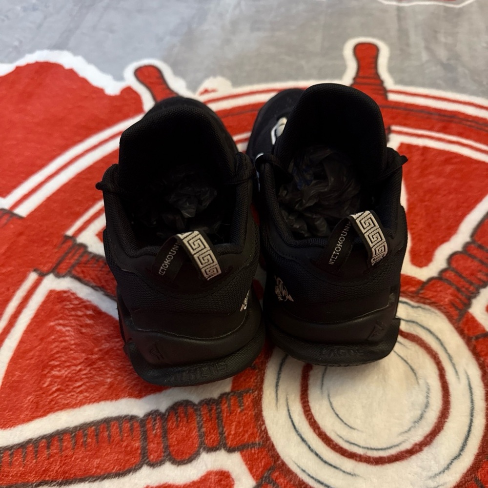 Nike Giannis Immortality 2 EP Black Holographic- Excellent Condition - Size 5Y - Picture 6 of 6